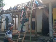 Prajurit TNI Ponorogo Bantu Kerja Bakti Bedah Rumah Milik Keluarga Prasejahtera