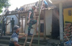 Prajurit TNI Ponorogo Bantu Kerja Bakti Bedah Rumah Milik Keluarga Prasejahtera