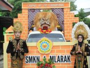 SMKN 1 Mlarak Bawa Pesan Damai Lewat Pawai “Putra Putri Mandalika”: Pengorbanan & Cinta Tanah Air