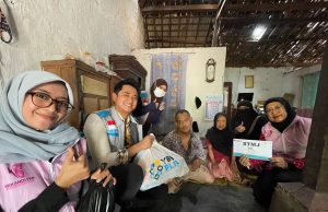 Maknai Hari Kesaktian Pancasila, YBM PLN UP3 Ponorogo Bersama Srikandi PLN dan S3 Salurkan Bantuan untuk Dhuafa dalam Program STMJ