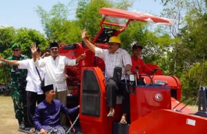 Anggota DPR RI H. Ali Mufthi Serahkan Alsintan untuk Petani di Desa Jabung, Dorong Ketahanan Pangan Nasional