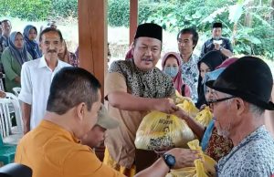 Rayakan HUT ke-61 Partai Golkar, Ali Mufthi Bagikan 1.700 Paket Sembako di 6 Dapil Ponorogo