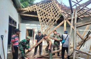 Atap Rumah Milik Warga Roboh, TNI Polri di Ponorogo Bantu Atasi