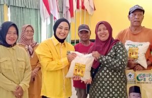 HUT Golkar ke-61, DPD Golkar Dapil 1 Ponorogo Bagikan Sembako untuk Warga