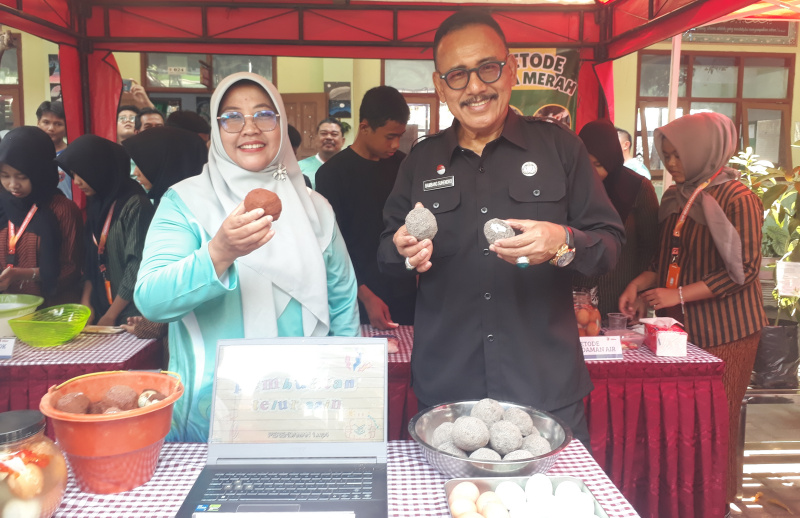Program kelas 8 bidang kewirausahaan melalui pembutaan telur asin dengan menggunakan berbagai metode unggulan.