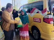 Ketua DPD Golkar Ponorogo Bagikan Paket Beras untuk Warga Lingkungan Manggit, Desa Manggare