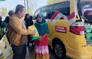 Ketua DPD Golkar Ponorogo Bagikan Paket Beras untuk Warga Lingkungan Manggit, Desa Manggare