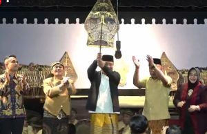Golkar Peduli Budaya, Ali Mufthi Serahkan Gunungan Wayang Kulit pada Festival Kidulan Gebyar Budaya Mataraman