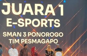 SMAN 3 Ponorogo Juara 1 E-Sport SMA Award 2025: Raih Piala dari Gubernur Jatim