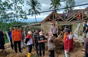 Warga Terkena Musibah Tanah Longsor, Dandim Ponorogo dan Pj. Bupati Ponorogo Langsung Sambangi