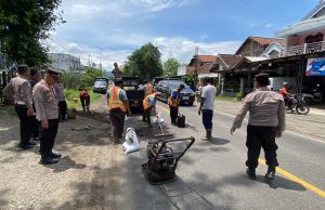 Polsek Sambit Tangani Jalan Berlubang Pasca Kecelakaan Maut di Jalur Nasional Ponorogo-Trenggalek