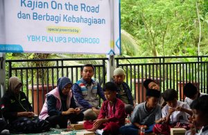 PLN Hadir untuk Rakyat, YBM PLN UP3 Ponorogo Gelar “Kajian On The Road” dan Salurkan Bantuan untuk Warga Desa Losari Pacitan