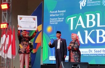 Plt Bupati Lisdyarita Terima Penghargaan dari Muhammadiyah: Apresiasi Ponorogo Kota Kreatif UNESCO