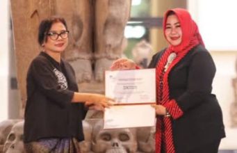 Reog Ponorogo Mendunia, Plt Bupati Lisdyarita Terima Sertifikat ICH UNESCO