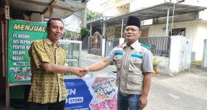 Freezer Jadi Titik Balik Usaha Pak Ghofur, YBM PLN UP3 Ponorogo Lanjutkan Dukungan dengan Gerobak