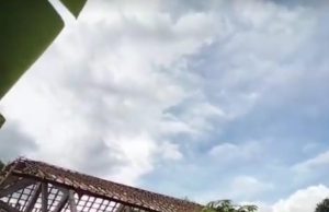 Viral! Diduga Istri Selingkuh, Suami Kerahkan Alat Berat Bongkar Rumah