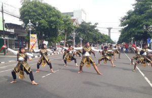 Uji Kompetensi, Puluhan Siswa SMA Muhipo Unjuk Tari Glipang & Jaranan Ramaikan CFD Ponorogo