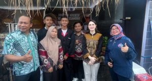 Arumi Bachsin Apresiasi Booth Inovasi SMKN 1 Jenangan Ponorogo: Bangga Mesin Chopper & Pres Karya Siswa Hebat SMK