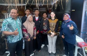 Arumi Bachsin Apresiasi Booth Inovasi SMKN 1 Jenangan Ponorogo: Bangga Mesin Chopper & Pres Karya Siswa Hebat SMK