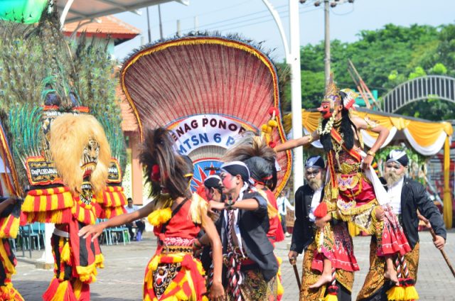 Simo Mbaurekso group reog MTsN 6 Ponorogo tampil menarik dan islami dalam resepsi peringatan HAB Kemenag Ke-80 di Kanwil) Jatim.