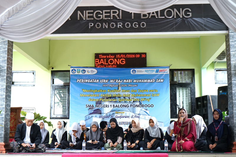 Sambutan disampaikan Siti Mariyani, S.Pd, M.Pd Kepala SMAN 1 Balong.