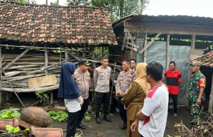 Polres & Dinsos Ponorogo Evakuasi 2 ODGJ di Jambon ke RSJ Menur