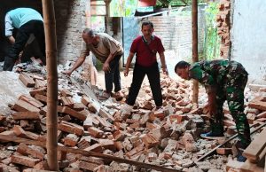4 Rumah & 1 Gudang di Ponorogo Roboh Akibat Gempa, Prajurit TNI Gercep Bantu Warga Terdampak