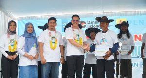 YBM PLN UP3 Ponorogo Salurkan Santunan untuk Nelayan pada Peresmian Kampung PLN Mobile di Ploso Pacitan