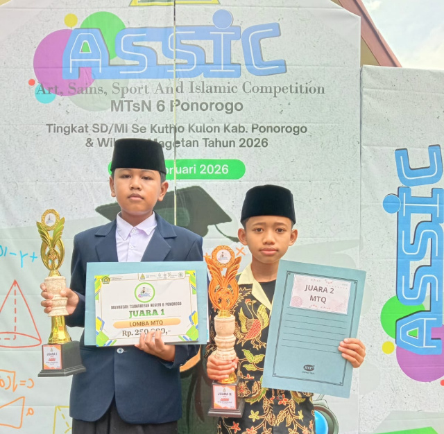 Pemenang lomba MTQ dalam ajang ASSIC 2026 yang digelar MTsN 6 Ponorogo mendapatkan piala dan uang pembinaan.