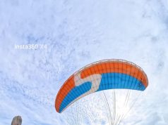 Keren, Paramotor Bujangganong Terbang Menari di Puncak Monumen Reog