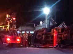 Ban Pecah, Mobil Angkut Susu Terguling di Depan SMPN 1 Jetis Ponorogo