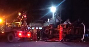 Ban Pecah, Mobil Angkut Susu Terguling di Depan SMPN 1 Jetis Ponorogo