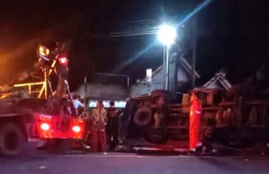 Ban Pecah, Mobil Angkut Susu Terguling di Depan SMPN 1 Jetis Ponorogo