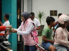 Tebar Berkah Ramadhan, YBM PLN dan Srikandi PLN serta K3L PLN UP3 Ponorogo Berbagi Takjil dan Edukasi Keselamatan Ketenagalistrikan di Trenggalek