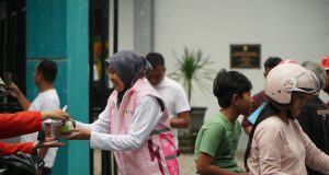 Tebar Berkah Ramadhan, YBM PLN dan Srikandi PLN serta K3L PLN UP3 Ponorogo Berbagi Takjil dan Edukasi Keselamatan Ketenagalistrikan di Trenggalek
