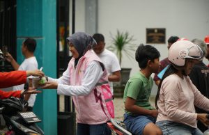 Tebar Berkah Ramadhan, YBM PLN dan Srikandi PLN serta K3L PLN UP3 Ponorogo Berbagi Takjil dan Edukasi Keselamatan Ketenagalistrikan di Trenggalek