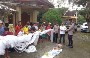 Sadar Bahaya, Warga Gelanglor Serahkan Bahan Peledak & Balon ke Polsek Sukorejo Ponorogo