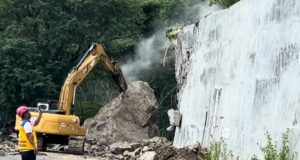 Fokus Evakuasi Batu Raksasa, Update Jalur Trenggalek-Ponorogo Masih Tutup Total