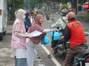 Tebar Berkah Ramadhan, Srikandi PLN UP3 Ponorogo Bersama PIKK dan YBM PLN Bagikan 200 Paket Takjil serta Edukasi Keselamatan Ketenagalistrikan
