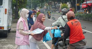 Tebar Berkah Ramadhan, Srikandi PLN UP3 Ponorogo Bersama PIKK dan YBM PLN Bagikan 200 Paket Takjil serta Edukasi Keselamatan Ketenagalistrikan