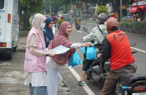 Tebar Berkah Ramadhan, Srikandi PLN UP3 Ponorogo Bersama PIKK dan YBM PLN Bagikan 200 Paket Takjil serta Edukasi Keselamatan Ketenagalistrikan