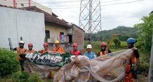Balon Udara Tersangkut di Menara Tegangan Tinggi di Trenggalek, PLN Bersama Polisi Gerak Cepat Amankan Jaringan Listrik