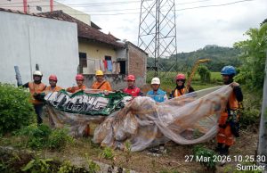 Balon Udara Tersangkut di Menara Tegangan Tinggi di Trenggalek, PLN Bersama Polisi Gerak Cepat Amankan Jaringan Listrik