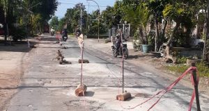 Ngeri Lur! Besi Cor Sampai Kelihatan, Warga Swadaya Dandani Dalan Walikukun-Ngambakan Sukorejo Ponorogo