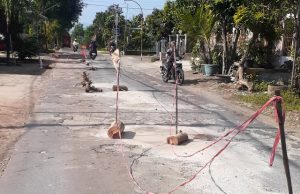 Ngeri Lur! Besi Cor Sampai Kelihatan, Warga Swadaya Dandani Dalan Walikukun-Ngambakan Sukorejo Ponorogo