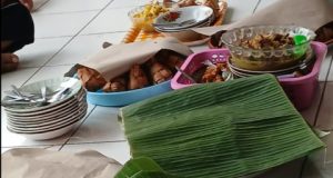 Lebaran Ketupat Jamaah Musholla Al-Ikhlas Sukorejo Ponorogo Bawa Ambeng Sarat Makna