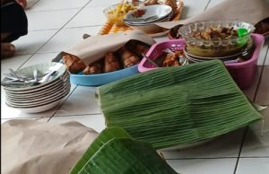 Lebaran Ketupat Jamaah Musholla Al-Ikhlas Sukorejo Ponorogo Bawa Ambeng Sarat Makna