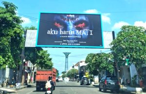 Bikin Horor, Reklame “Aku Harus Mati” di Eks Gelora Ponorogo Akhirnya Diturunkan Vendor