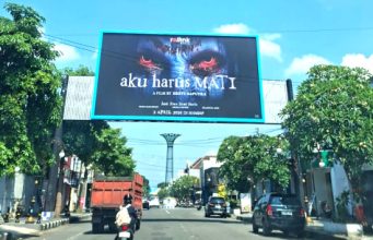 Bikin Horor, Reklame “Aku Harus Mati” di Eks Gelora Ponorogo Akhirnya Diturunkan Vendor