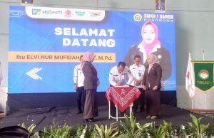 Elvi Nur Mufidah Guru Berprestasi Tingkat Nasional Pimpin SMKN 1 Sawoo, Siap Wujudkan Jargon Mantap Bersinar